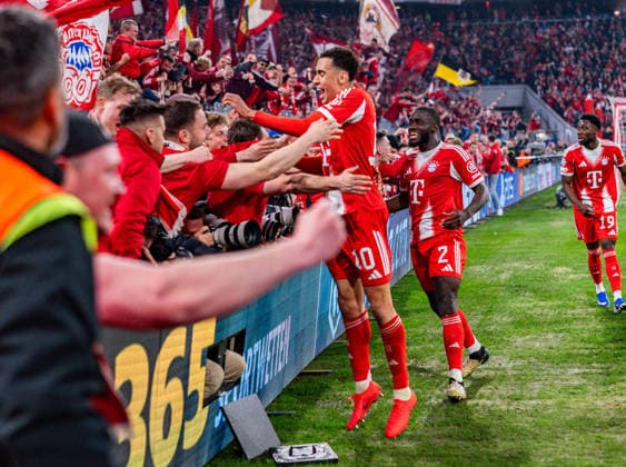15 04 2026, FC Bayern München vs Real Madrid, UEFA Champions League, quarter-final second leg Jamal Musiala FC Bayern Muenchen, 10 with the fans cheering after the goal to 4 3 by Michael Olise FC Bayern Muenchen, 17 Regulations prohibit any use of photographs as image sequences and or quasi video Copyright: xBahhoxKarax
