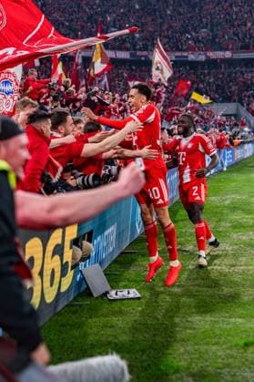 15 04 2026, FC Bayern München vs Real Madrid, UEFA Champions League, quarter-final second leg Jamal Musiala FC Bayern Muenchen, 10 with the fans cheering after the goal to 4 3 by Michael Olise FC Bayern Muenchen, 17 Regulations prohibit any use of photographs as image sequences and or quasi video Copyright: xBahhoxKarax