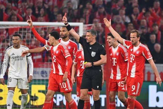 Referee Slavko VINCIC shows Eduardo CAMAVINGA Real Madrid NOT in the picture the yellow red card,sending off, Football Champions League,Season 2025 26, Quarter-final FC Bayern Muenchen Real Madrid on 15 04 2026 A L L I A N Z A R E N A