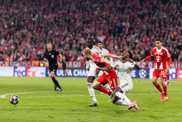 MUNICH, GERMANY - APRIL 15: Konrad Laimer (FC Bayern Muenchen, 27) and Vinicius Junior (Real Madrid, 7) battle for the ball during the UEFA Champions League match between FC Bayern Muenchen vs. Real Madrid at Allianz Arena on the second leg of quarter finals of the UEFA Champions League on April 15, 2026 in Munich, Germany. Bavaria Germany Copyright: xSteffiexWunderlx