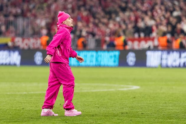 MUNICH, GERMANY - APRIL 15: Lennart Karl (FC Bayern Muenchen, 42) wearing all pink after the UEFA Champions League match between FC Bayern Muenchen vs. Real Madrid at Allianz Arena on the second leg of quarter finals of the UEFA Champions League on April 15, 2026 in Munich, Germany. Bavaria Germany Copyright: xSteffiexWunderlx