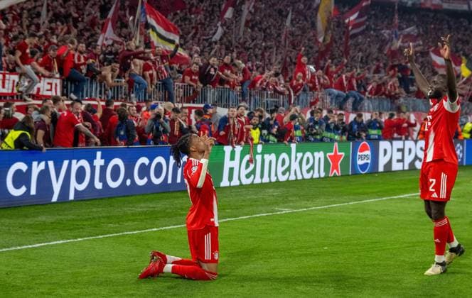 Soccer, Men, 2025 2026 season, Champions League quarter-final, second leg , FC Bayern Munich Real Madrid, Bayern celebrating after scoring 4 3, FC Bayern fans inside, at least one photographer was injured, f l Michael Olise Bayern Munich , Dayot Upamecano Bayern Munich , 15 04 2026, Copyright: xMatthiasxKochx