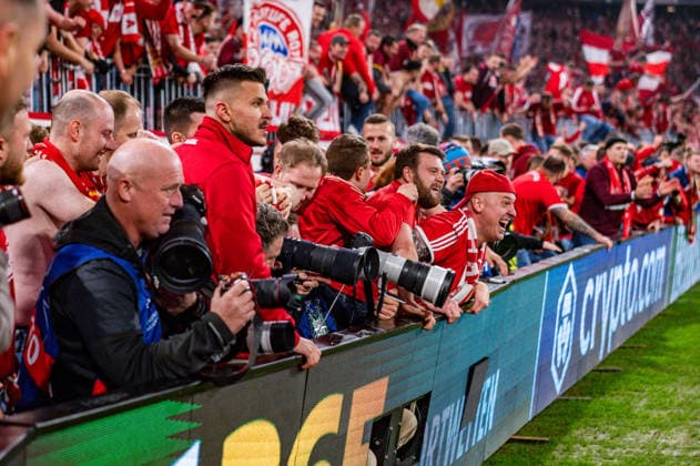 15 04 2026, FC Bayern München vs Real Madrid, UEFA Champions League, quarter-final second leg Jamal Musiala FC Bayern Muenchen, 10 with the fans cheering after the goal to 4 3 by Michael Olise FC Bayern Muenchen, 17 Regulations prohibit any use of photographs as image sequences and or quasi video Copyright: xBahhoxKarax