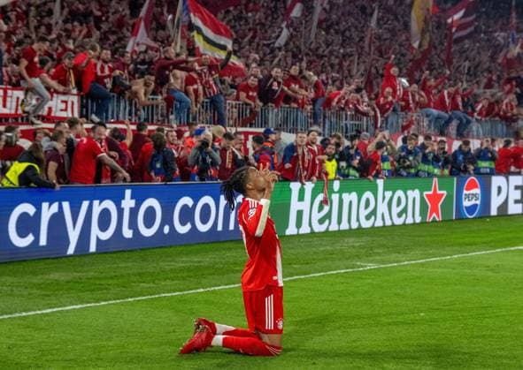 Soccer, Men, 2025 2026 season, Champions League quarter-final, second leg , FC Bayern Munich Real Madrid, Bayern cheering after goal to 4 3, FC Bayern fans inside, at least one photographer was injured, Michael Olise Bayern Munich , 15 04 2026, Copyright: xMatthiasxKochx