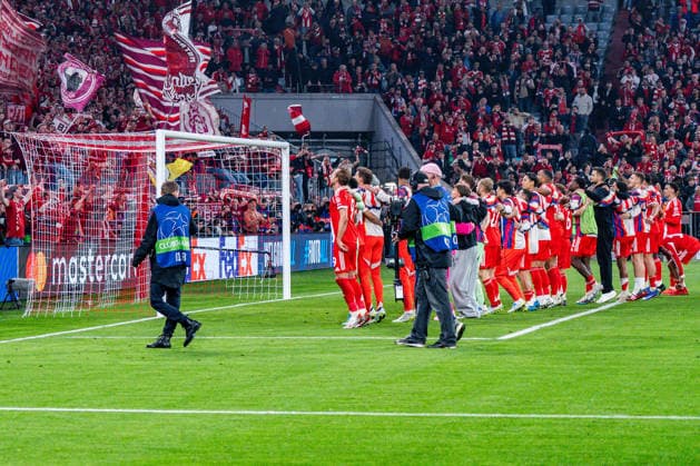 15 04 2026, FC Bayern München vs Real Madrid, UEFA Champions League, quarter-final second leg Fans cheering with the team after the final whistle on the pitch Regulations prohibit any use of photographs as image sequences and or quasi video Copyright: xBahhoxKarax