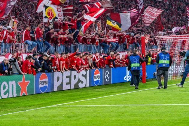 15 04 2026, FC Bayern München vs Real Madrid, UEFA Champions League, quarter-final second leg Fans cheering with the team after the final whistle on the pitch Regulations prohibit any use of photographs as image sequences and or quasi video Copyright: xBahhoxKarax