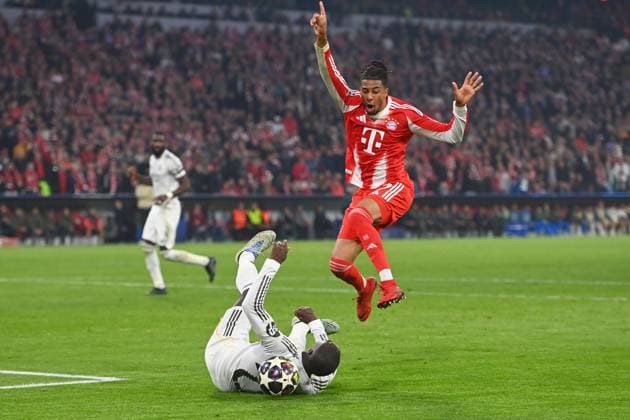 Michael OLISE Bayern Muenchen , action,duel against Ferland MENDI Real Madrid Football Champions League,season 2025 26, quarter-final FC Bayern Muenchen Real Madrid 4 3 on 15 04 2026 A L L I A N Z A R E N A Â