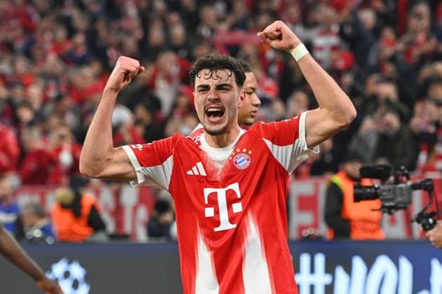 Final cheer Aleksandar PAVLOVIC Bayern Muenchen , cheering,joy,enthusiasm,action,single image,cropped single motif,half figure,half figure Football Champions League,season 2025 26, quarterfinal FC Bayern Muenchen Real Madrid 4 3 on 15 04 2026 A L L I A N Z A R E N A Â