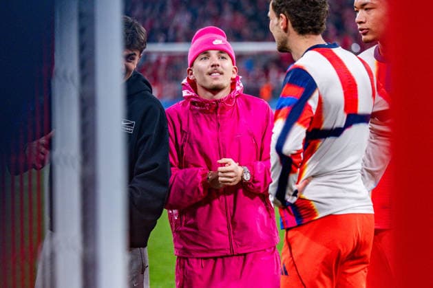15 04 2026, FC Bayern München vs Real Madrid, UEFA Champions League, quarter-final second leg Lennart Karl wears Pink Regulations prohibit any use of photographs as image sequences and or quasi video Copyright: xBahhoxKarax