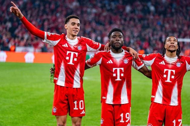 15 04 2026, FC Bayern München vs Real Madrid, UEFA Champions League, quarter-final second leg Jamal Musiala FC Bayern Muenchen, 10 Alphonso Davies FC Bayern Muenchen, 19 Michael Olise FC Bayern Muenchen, 17 Jubel nach ABpfiff Regulations prohibit any use of photographs as image sequences and or quasi video Copyright: xBahhoxKarax