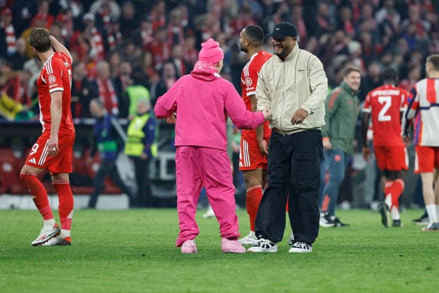 15 04 2026, xjrdrx, Football UEFA Champions League, FC Bayern Muenchen Real Madrid v l jubilation, joy about the victory Lennart Karl FC Bayern Muenchen Coach head coach Vincent Kompany FC Bayern Muenchen DFL DFB REGULATIONS PROHIBIT ANY USE OF PHOTOGRAPHS as IMAGE SEQUENCES and or QUASI VIDEO Muenchen