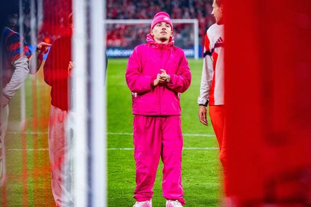 15 04 2026, FC Bayern München vs Real Madrid, UEFA Champions League, quarter-final second leg Lennart Karl wears Pink Regulations prohibit any use of photographs as image sequences and or quasi video Copyright: xBahhoxKarax
