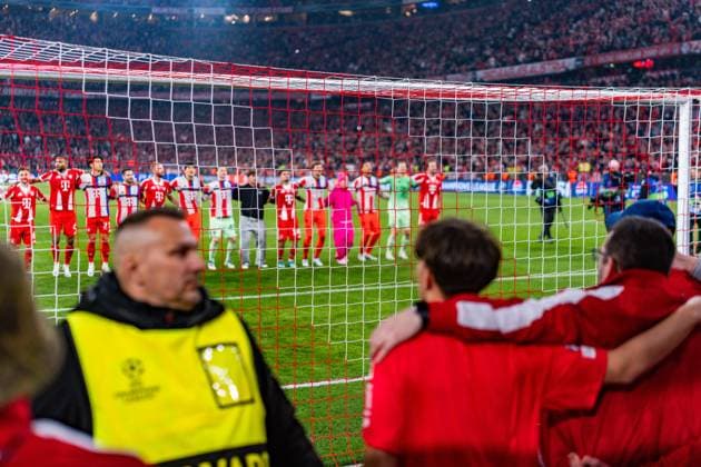 15 04 2026, FC Bayern München vs Real Madrid, UEFA Champions League, quarter-final second leg Fans cheering with the team after the final whistle Regulations prohibit any use of photographs as image sequences and or quasi video Copyright: xBahhoxKarax