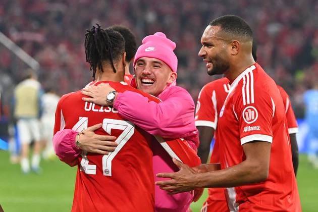 Final cheer Lennart KARL Bayern Muenchen in pink Nike jogging suit with Michael OLISE Bayern Muenchen ,re Jonathan TAH Bayern Muenchen cheering,joy,enthusiasm,action Football Champions League,season 2025 26, quarterfinal FC Bayern Muenchen Real Madrid 4 3 on 15 04 2026 A L L I A N Z A R E N A