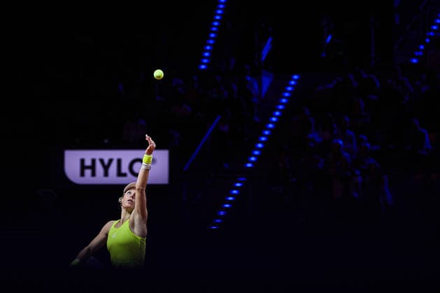 April 15, 2026, Stuttgart, Baden-Wuerttemberg, Germany: Laura Siegemund of Germany serves Iga Swiatek of Poland during the 49. Porsche Tennis Grand Prix, Stuttgart - WTA500, 15.4.2026 in Stuttgart, Germany Tennis 2026: Porsche Tennis Grand Prix: SWIATEK 6:2 6:3 SIEGEMUND  - ZUMAs343 20260415_zsp_s343_178 Copyright: xMathiasxSchulzx