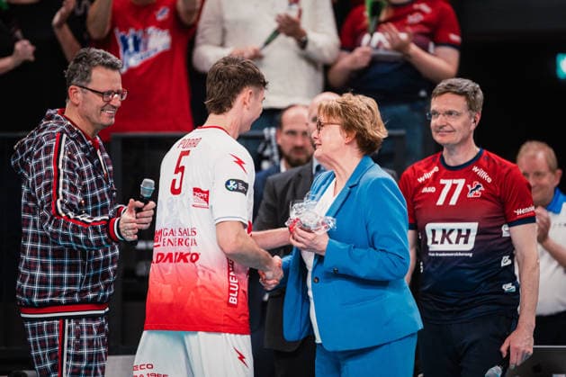 CEV Cup SVG Lüneburg Gas Sales Bluenergy Piacenza, 15 04 2026 Minister of the Interior of Lower Saxony, Daniela Behrens SPD congratulates the MVP of the match, Paolo Porro 5, Gas Sales Bluenergy Piacenza CEV Volleyball Cup, Final, First leg SVG Lüneburg vs Gas Sales Bluenergy Piacenza on 15 04 2026 at the LKH Arena, Lüneburg Copyright: xBEAUTIFULxSPORTS Tonhäuserx