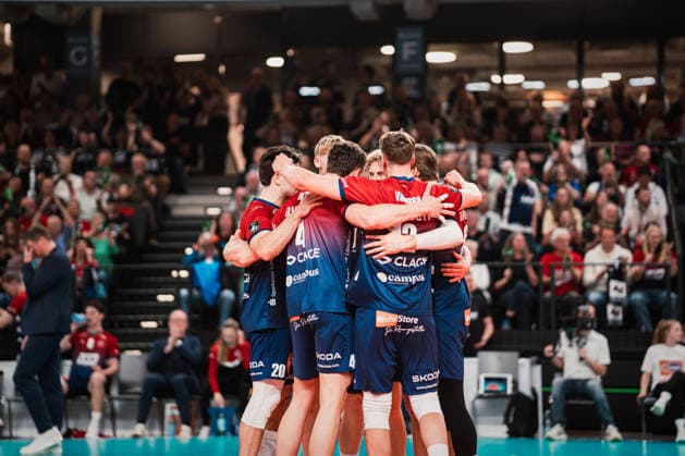 CEV Cup SVG Lüneburg Gas Sales Bluenergy Piacenza, 15 04 2026 SVG Lüneburg celebrates to win points CEV Volleyball Cup, Final, first leg SVG Lüneburg vs Gas Sales Bluenergy Piacenza on 15 04 2026 in the LKH Arena, Lüneburg Copyright: xBEAUTIFULxSPORTS Tonhäuserx