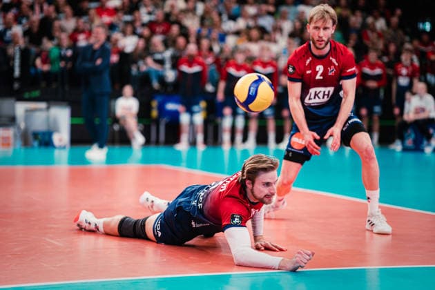 CEV Cup SVG Lüneburg Gas Sales Bluenergy Piacenza, 15 04 2026 Jackson Howe SVG Lüneburg, 6 chases the ball, Daniel Gruvaeus SVG Lüneburg, 2 looks on CEV Volleyball Cup, Final, First leg SVG Lüneburg vs Gas Sales Bluenergy Piacenza on 15 04 2026 at LKH Arena, Lüneburg Copyright: xBEAUTIFULxSPORTS Tonhäuserx