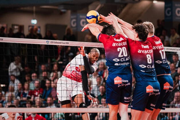CEV Cup SVG Lüneburg Gas Sales Bluenergy Piacenza, 15 04 2026 Ethan Champlin SVG Lüneburg, 20 , Cole Young SVG Lüneburg, 8 and Axel Enlund SVG Lüneburg, 17 defend the shot from Jose Miguel Gutierrez 22, Gas Sales Bluenergy Piacenza CEV Volleyball Cup, Final, first leg SVG Lüneburg vs Gas Sales Bluenergy Piacenza on 15 04 2026 at LKH Arena, Lüneburg Copyright: xBEAUTIFULxSPORTS Tonhäuserx