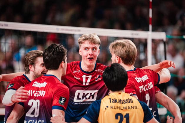 CEV Cup: SVG Lüneburg - Gas Sales Bluenergy Piacenza, 15.04.2026 Axel Enlund (SVG Lüneburg, 17) jubelt mit dem Team; CEV Volleyball Cup, Finale, Hinspiel: SVG Lüneburg vs. Gas Sales Bluenergy Piacenza am 15.04.2026 in der LKH-Arena, Lüneburg *** CEV Cup SVG Lüneburg Gas Sales Bluenergy Piacenza, 15 04 2026 Axel Enlund SVG Lüneburg, 17 cheers with the team CEV Volleyball Cup, Final, First leg SVG Lüneburg vs Gas Sales Bluenergy Piacenza on 15 04 2026 in the LKH Arena, Lüneburg Copyright: xBEAUTIFULxSPORTS Tonhäuserx