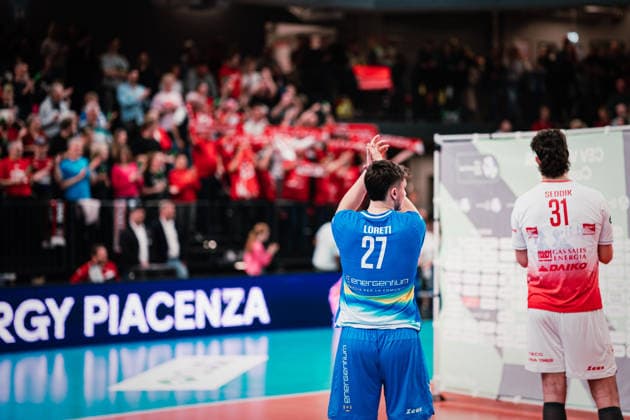 CEV Cup SVG Lüneburg Gas Sales Bluenergy Piacenza, 15 04 2026 Luca Loreti 27, Gas Sales Bluenergy Piacenza claps to the accompanying fans from Italy CEV Volleyball Cup, Final, First leg SVG Lüneburg vs Gas Sales Bluenergy Piacenza on 15 04 2026 in the LKH Arena, Lüneburg Copyright: xBEAUTIFULxSPORTS Tonhäuserx