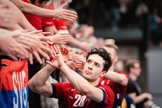 CEV Cup SVG Lüneburg Gas Sales Bluenergy Piacenza, 15 04 2026 Ethan Champlin SVG Lüneburg, 20 claps with the fans CEV Volleyball Cup, Final, First leg SVG Lüneburg vs Gas Sales Bluenergy Piacenza on 15 04 2026 in the LKH Arena, Lüneburg Copyright: xBEAUTIFULxSPORTS Tonhäuserx