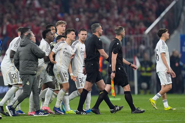 April 15, 2026, Munich, Bavaria, Germany: Federico Valverde of Real Madrid CF protests during the UEFA Champions League 2025 26 Quarter-Final Second Leg match between FC Bayern MoÂ¼nchen and Real Madrid CF at Allianz Arena on April 15, 2026 in Munich, Germany. FC Bayern Munich V Real Madrid CF - UEFA Champions League 2025 26 Quarter-Final Second Leg  - ZUMAa181 20260415_zaa_a181_308 Copyright: xDennisxAgyemanx