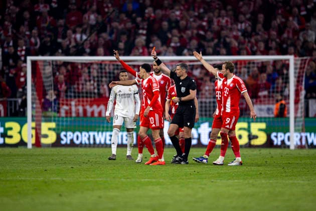 Referee Slavko Vincic Jamal Musiala AND Harry Kane seen during UEFA Champions League quarterfinal game between teams of FC Bayern Munich and Real Madrid CF at Allianz Arena Germany (Grzegorz Wajda Ball Raw Images) Munich Allianz Arena Germany Copyright: xGrzegorzxWajdax grzegorzwajda_uclquarterfinalbayernreal2526__505