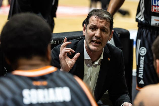 GER, easy Credit Basketball Bundesliga, 23 Spieltag, Niners Chemnitz Ratiopharm Ulm 15 04 2026, Messe, Chemnitz, GER, easy Credit Basketball Bundesliga, 23 Spieltag, Niners Chemnitz Ratiopharm Ulm Ty Harrelson Head Coach , Ratiopharm Ulm talks to his players Photo Alexander Trienitz Chemnitz Messe Sachsen Germany
