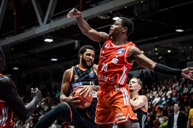 GER, easy Credit Basketball Bundesliga, 23 Matchday, Niners Chemnitz Ratiopharm Ulm 15 04 2026, Fair, Chemnitz, GER, easy Credit Basketball Bundesliga, 23 Matchday, Niners Chemnitz Ratiopharm Ulm Joel Soriano Ratiopharm Ulm, 12 , Eric Washington Niners Chemnitz, 33 Photo Alexander Trienitz Chemnitz Fair Saxony Germany