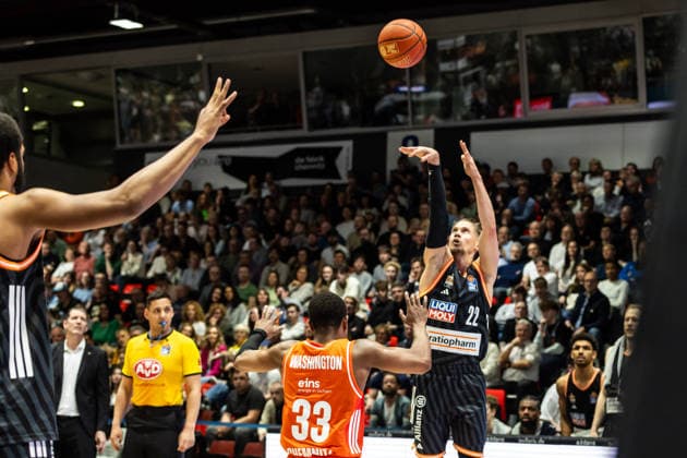 GER, easy Credit Basketball Bundesliga, 23 Matchday, Niners Chemnitz Ratiopharm Ulm 15 04 2026, Fair, Chemnitz, GER, easy Credit Basketball Bundesliga, 23 Matchday, Niners Chemnitz Ratiopharm Ulm Thomas Klepeisz Ratiopharm Ulm, 22 Photo Alexander Trienitz Chemnitz Fair Saxony Germany