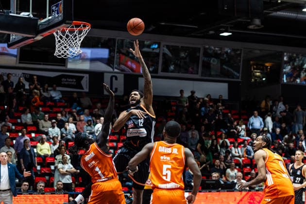 GER, easy Credit Basketball Bundesliga, 23 Spieltag, Niners Chemnitz Ratiopharm Ulm 15 04 2026, Messe, Chemnitz, GER, easy Credit Basketball Bundesliga, 23 Spieltag, Niners Chemnitz Ratiopharm Ulm Joel Soriano Ratiopharm Ulm, 12 , Aher Uguak Niners Chemnitz, 1 Foto Alexander Trienitz Chemnitz Messe Sachsen Germany