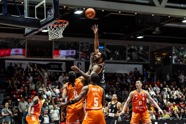 GER, easy Credit Basketball Bundesliga, 23 Matchday, Niners Chemnitz Ratiopharm Ulm 15 04 2026, Fair, Chemnitz, GER, easy Credit Basketball Bundesliga, 23 Matchday, Niners Chemnitz Ratiopharm Ulm Joel Soriano Ratiopharm Ulm, 12 m Kevin Yebo Niners Chemnitz, 0 Photo Alexander Trienitz Chemnitz Fair Saxony Germany