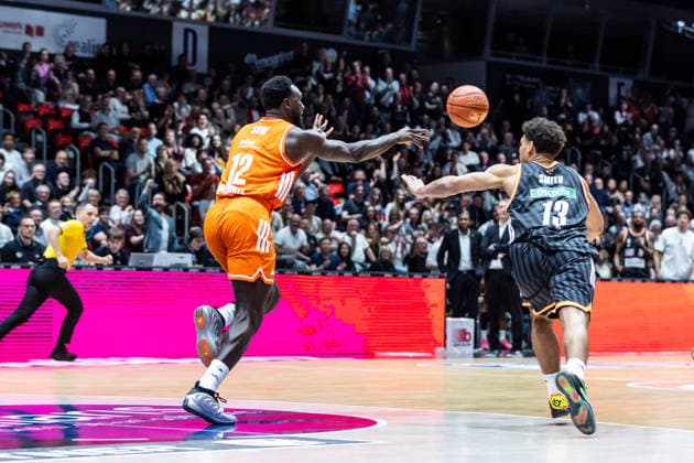 GER, easy Credit Basketball Bundesliga, 23 Matchday, Niners Chemnitz Ratiopharm Ulm 15 04 2026, Fair, Chemnitz, GER, easy Credit Basketball Bundesliga, 23 Matchday, Niners Chemnitz Ratiopharm Ulm Amadou Sow Niners Chemnitz, 12 , Mark Smith Ratiopharm Ulm, 13 Photo Alexander Trienitz Chemnitz Fair Saxony Germany