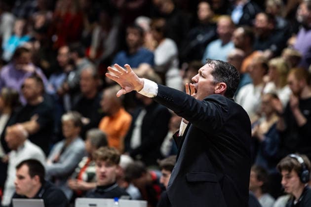 GER, easy Credit Basketball Bundesliga, 23 Spieltag, Niners Chemnitz Ratiopharm Ulm 15 04 2026, Messe, Chemnitz, GER, easy Credit Basketball Bundesliga, 23 Spieltag, Niners Chemnitz Ratiopharm Ulm Ty Harrelson Head Coach , Ratiopharm Ulm gives hand signal Photo Alexander Trienitz Chemnitz Messe Sachsen Germany
