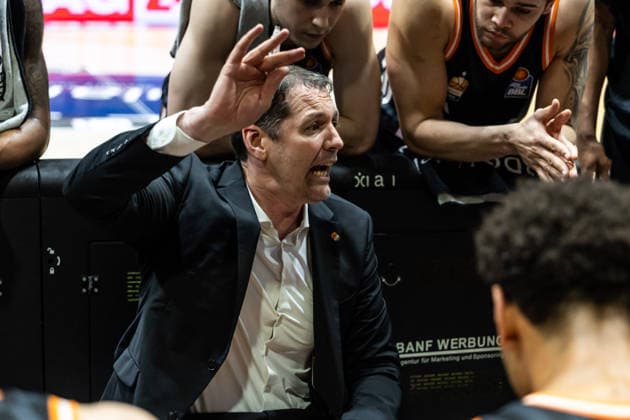 GER, easy Credit Basketball Bundesliga, 23 Spieltag, Niners Chemnitz Ratiopharm Ulm 15 04 2026, Messe, Chemnitz, GER, easy Credit Basketball Bundesliga, 23 Spieltag, Niners Chemnitz Ratiopharm Ulm Ty Harrelson Head Coach , Ratiopharm Ulm talks to his players Photo Alexander Trienitz Chemnitz Messe Sachsen Germany