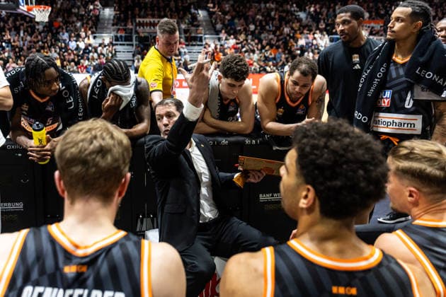 GER, easy Credit Basketball Bundesliga, 23 Spieltag, Niners Chemnitz Ratiopharm Ulm 15 04 2026, Messe, Chemnitz, GER, easy Credit Basketball Bundesliga, 23 Spieltag, Niners Chemnitz Ratiopharm Ulm Ty Harrelson Head Coach , Ratiopharm Ulm talks to his players Photo Alexander Trienitz Chemnitz Messe Sachsen Germany