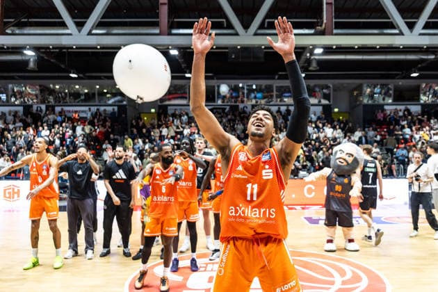 GER, easy Credit Basketball Bundesliga, 23 Spieltag, Niners Chemnitz Ratiopharm Ulm 15 04 2026, Messe, Chemnitz, GER, easy Credit Basketball Bundesliga, 23 Spieltag, Niners Chemnitz Ratiopharm Ulm Aher Uguak Niners Chemnitz, 1 thanks the fans with the team Photo Alexander Trienitz Chemnitz Messe Sachsen Germany