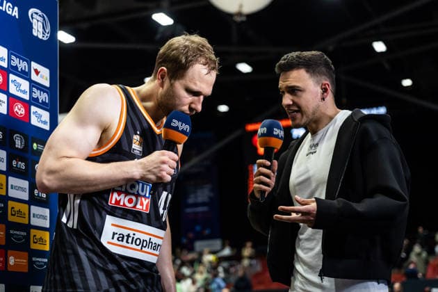 GER, easy Credit Basketball Bundesliga, 23 Spieltag, Niners Chemnitz Ratiopharm Ulm 15 04 2026, Messe, Chemnitz, GER, easy Credit Basketball Bundesliga, 23 Spieltag, Niners Chemnitz Ratiopharm Ulm Christian Sengfelder Ratiopharm Ulm, 43 in an interview with Partick Fritzsche DYN Photo Alexander Trienitz Chemnitz Messe Sachsen Germany