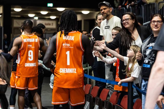 GER, easy Credit Basketball Bundesliga, 23 Spieltag, Niners Chemnitz Ratiopharm Ulm 15 04 2026, Messe, Chemnitz, GER, easy Credit Basketball Bundesliga, 23 Spieltag, Niners Chemnitz Ratiopharm Ulm Aher Uguak Niners Chemnitz, 1 thanks the fans Photo Alexander Trienitz Chemnitz Messe Sachsen Germany