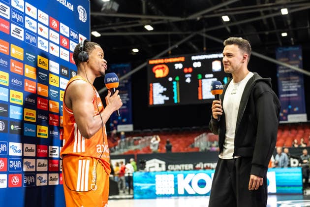 GER, easy Credit Basketball Bundesliga, 23 Spieltag, Niners Chemnitz Ratiopharm Ulm 15 04 2026, Messe, Chemnitz, GER, easy Credit Basketball Bundesliga, 23 Spieltag, Niners Chemnitz Ratiopharm Ulm Eric Washington Niners Chemnitz, 33 in an interview with Partick Fritzsche DYN Photo Alexander Trienitz Chemnitz Messe Sachsen Germany