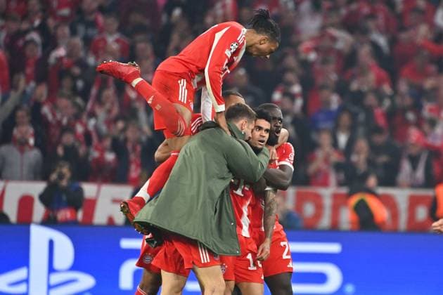 Goal celebration around Luis DIAZ Bayern Muenchen after goal to 3 3 with above Michael OLISE Bayern Muenchen Josip STANISIC Bayern Muenchen , Dayot UPAMECANO Bayern Muenchen Cheering,joy,enthusiasm,action Football Champions League,season 2025 26, quarterfinal FC Bayern Muenchen Real Madrid 4 3 on 15 04 2026 A L L I A N Z A R E N A