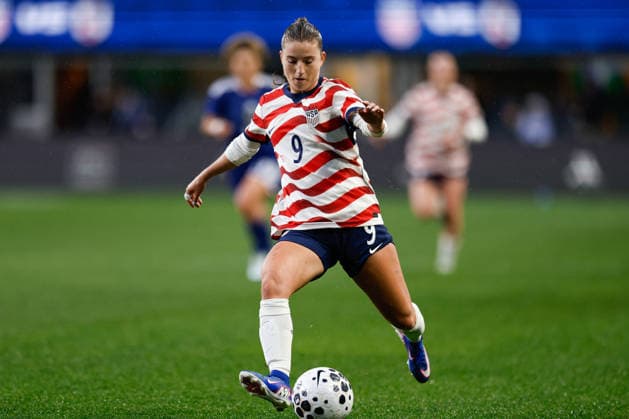 SEATTLE, WA - APRIL 14: Forward Ally Sentnor 9 of the United States kicks the ball during a women™s International Friendly, Länderspiel, Nationalmannschaft match between Japan and the United States on April 14, 2026 at Lumen Field in Seattle, Washington. (Photo by Henry Rodenburg Icon Sportswire) SOCCER: APR 14 Women s USA vs Japan EDITORIAL USE ONLY Icon26041420