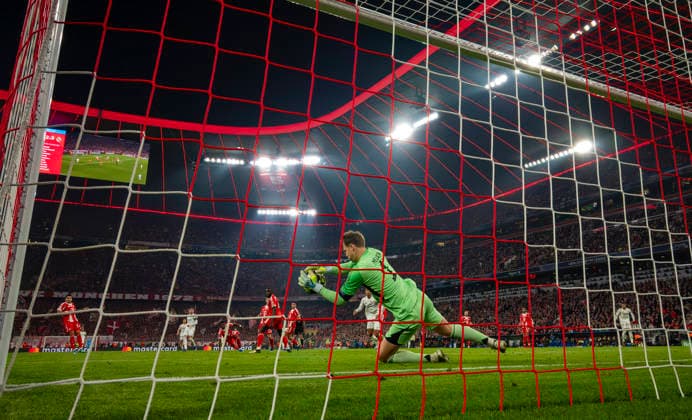15 04 2026, Football UEFA Champions League 2025 2026 quarter-final second leg, FC Bayern Munich Real Madrid, in the Allianz Arena Munich, goalkeeper Manuel Neuer FC Bayern Munich has the ball safely