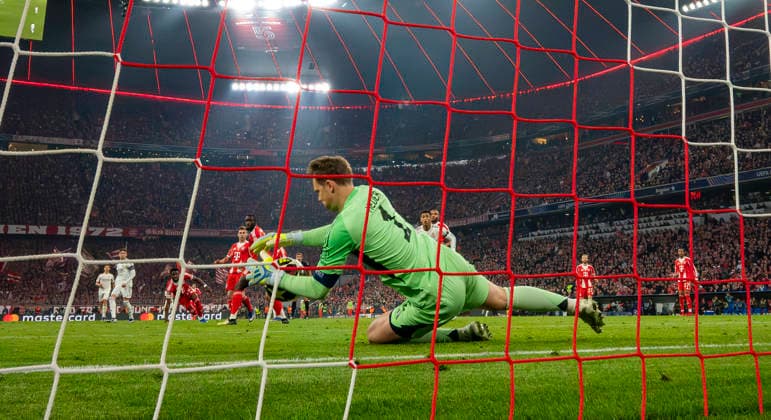15 04 2026, Football UEFA Champions League 2025 2026 quarter-final second leg, FC Bayern Munich Real Madrid, in the Allianz Arena Munich, goalkeeper Manuel Neuer FC Bayern Munich has the ball safely