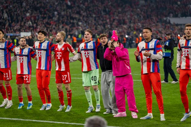 15 04 2026, Football UEFA Champions League 2025 2026 quarter-final second leg, FC Bayern Munich Real Madrid, in the Allianz Arena Munich,final cheer after the 4 3, the players in the fan curve Min jae Kim Bayern Munich, Minjae Kim , Konrad Laimer FC Bayern Munich , goalkeeper Jonas Urbig FC Bayern Munich , Tom Bischof Bayern Munich , Lennart Karl FC Bayern Munich , goalkeeper Leonard Prescott FC Bayern Munich and Filip Pavic FC Bayern Munich , Leon Goretzka FC Bayern Munich , goalkeeper Manuel Neuer FC Bayern Munich , Luis Diaz FC Bayern Munich , picture series Tom Bischof Bayern Munich steals the pink cap from Lennart Karl FC Bayern Munichs head