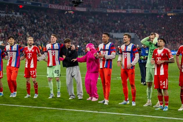 15 04 2026, Football UEFA Champions League 2025 2026 quarter-final second leg, FC Bayern Munich Real Madrid, in the Allianz Arena Munich,final cheer after the 4 3, the players in the fan curve Min jae Kim Bayern Munich, Minjae Kim , Konrad Laimer FC Bayern Munich , Goalkeeper Jonas Urbig FC Bayern Munich , Tom Bischof Bayern Munich , Lennart Karl FC Bayern Munich , Goalkeeper Leonard Prescott FC Bayern Munich and Filip Pavic FC Bayern Munich , Leon Goretzka FC Bayern Munich , Goalkeeper Manuel Neuer FC Bayern Munich , Luis Diaz FC Bayern Munich