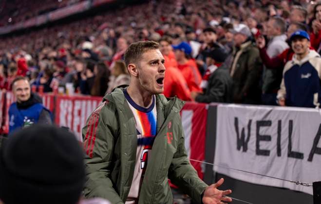 15 04 2026, Football UEFA Champions League 2025 2026 quarter-final second leg, FC Bayern Munich Real Madrid, in the Allianz Arena Munich, goal celebration after the 4 3 winning goal by Michael Olise FC Bayern Munich with Josip Stanisic Bayern Munich with the fans
