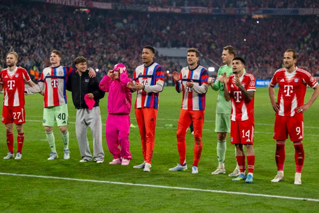 15 04 2026, Football UEFA Champions League 2025 2026 quarter-final second leg, FC Bayern Munich Real Madrid, in the Allianz Arena Munich,final cheer after the 4 3, the players in the fan curve Min jae Kim Bayern Munich, Minjae Kim , Konrad Laimer FC Bayern Munich , Goalkeeper Jonas Urbig FC Bayern Munich , Tom Bischof Bayern Munich , Lennart Karl FC Bayern Munich , Goalkeeper Leonard Prescott FC Bayern Munich and Filip Pavic FC Bayern Munich , Leon Goretzka FC Bayern Munich , Goalkeeper Manuel Neuer FC Bayern Munich , Luis Diaz FC Bayern Munich