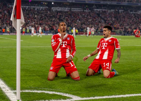 15 04 2026, Football UEFA Champions League 2025 2026 quarter-final second leg, FC Bayern Munich Real Madrid, in the Allianz Arena Munich, goal celebration after the 4 3 by Michael Olise li, FC Bayern Munich with Luis Diaz FC Bayern Munich ,